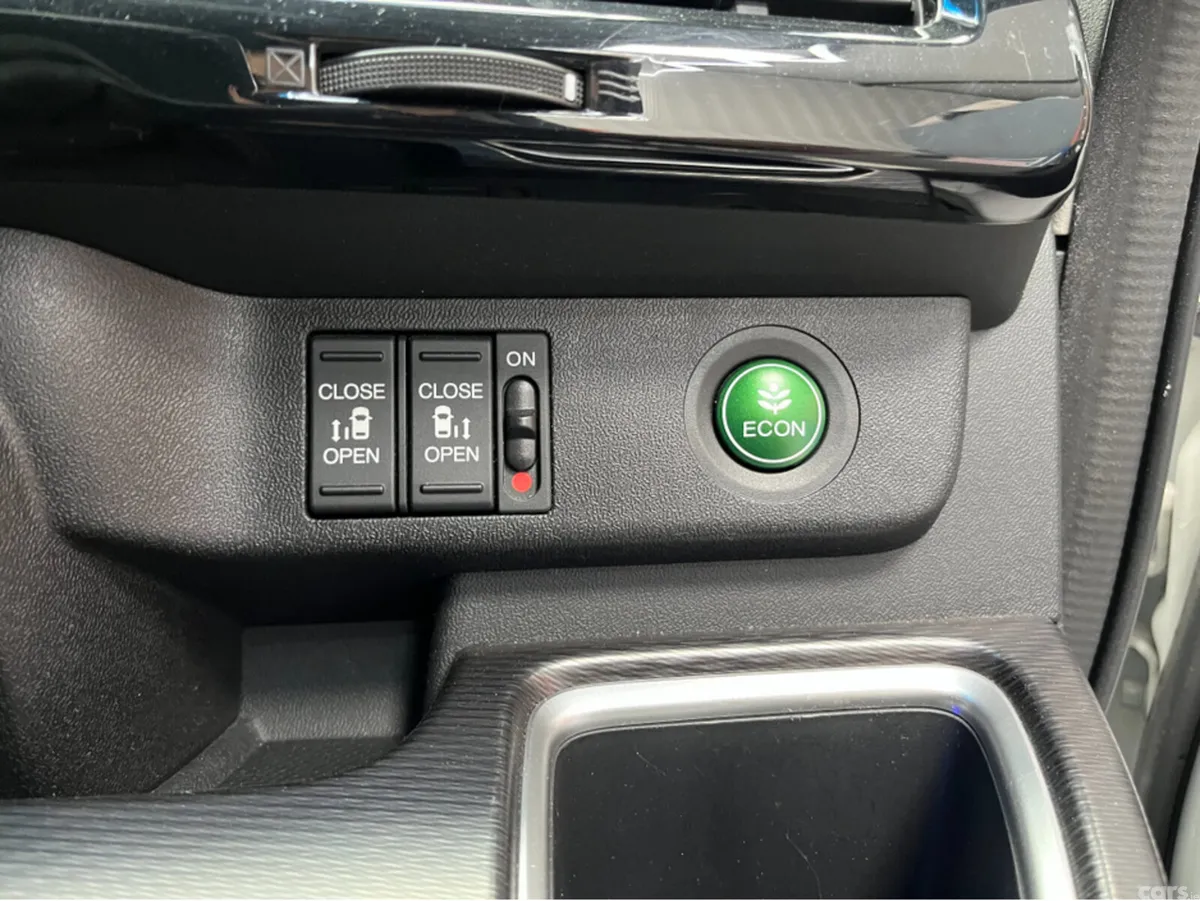 Honda Stepwagon MPV, Petrol Hybrid, 2018, White