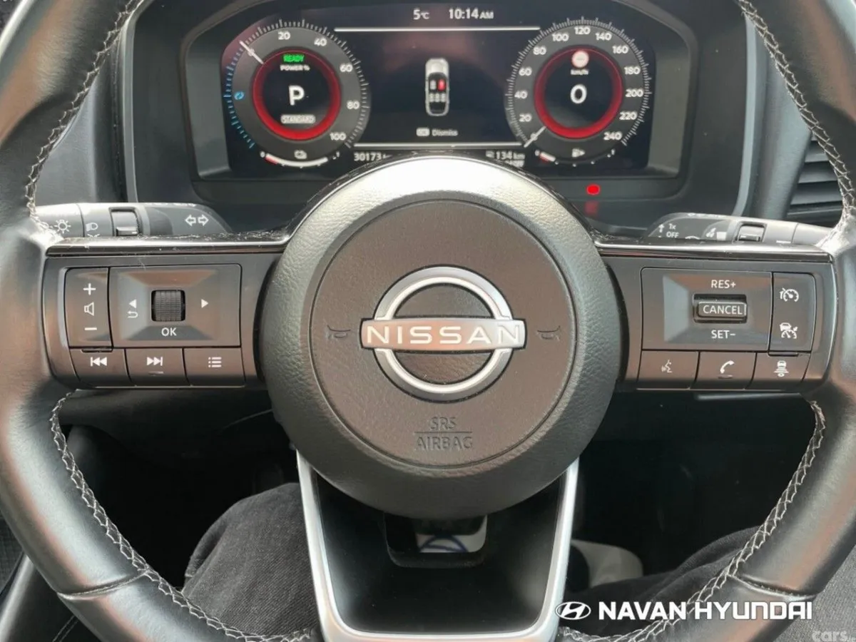 Nissan Qashqai MPV, Petrol Hybrid, 2023, Red