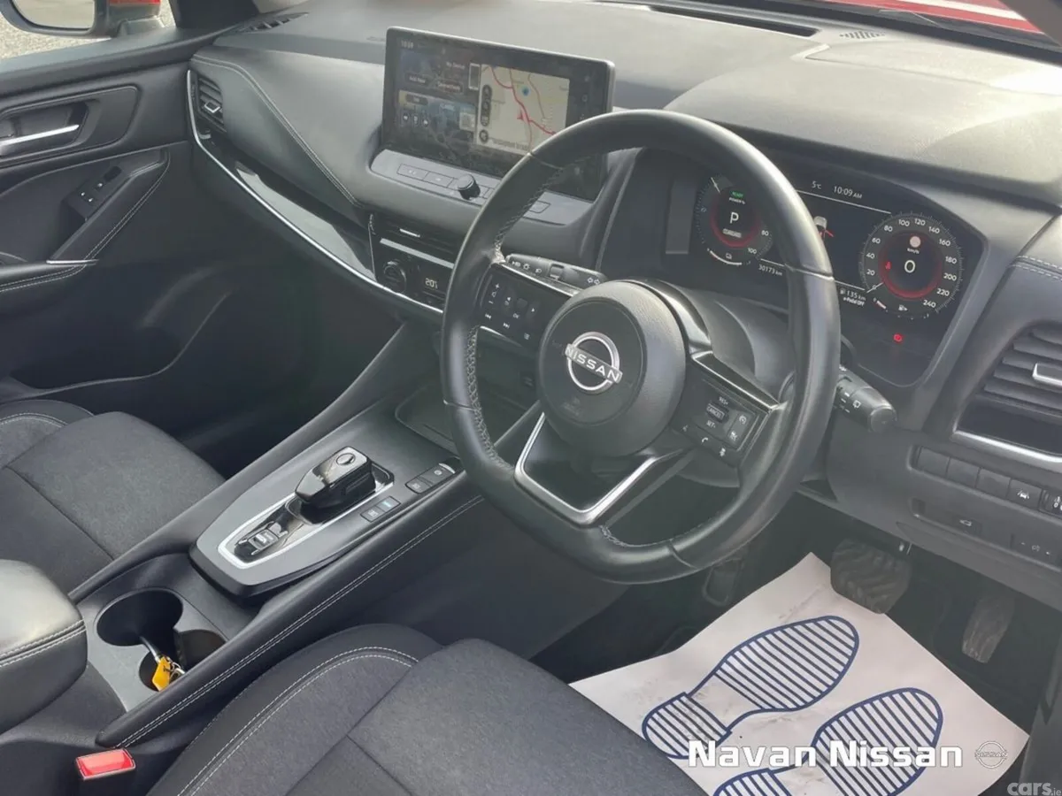 Nissan Qashqai MPV, Petrol Hybrid, 2023, Red