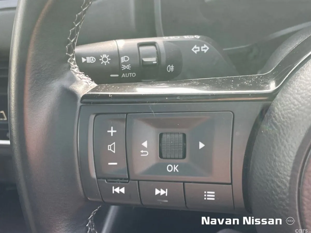 Nissan Qashqai MPV, Petrol Hybrid, 2023, Red