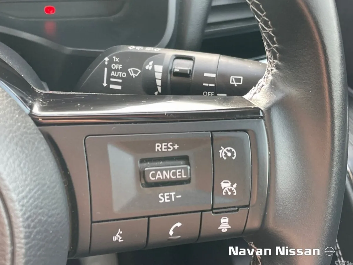 Nissan Qashqai MPV, Petrol Hybrid, 2023, Red