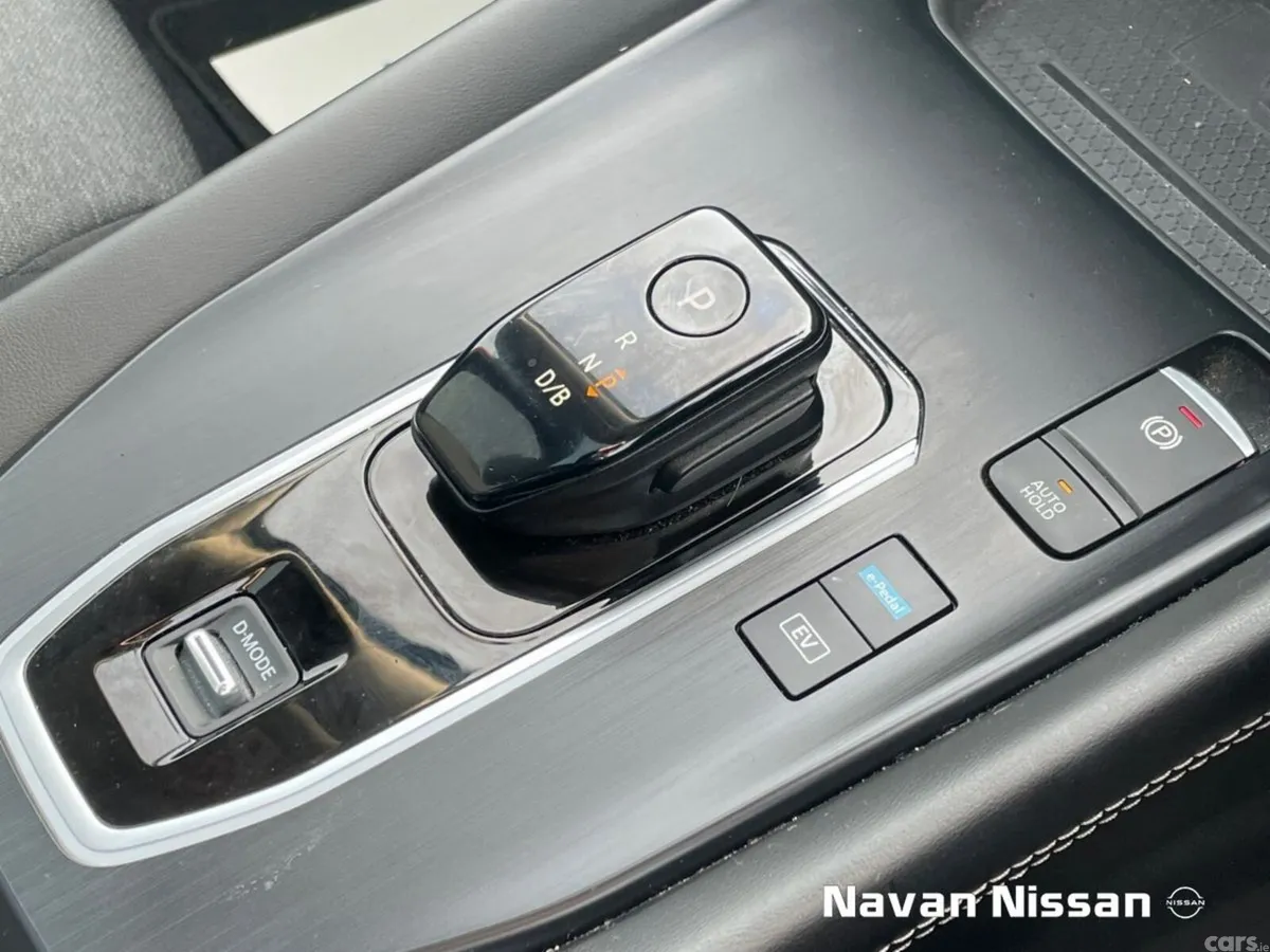 Nissan Qashqai MPV, Petrol Hybrid, 2023, Red