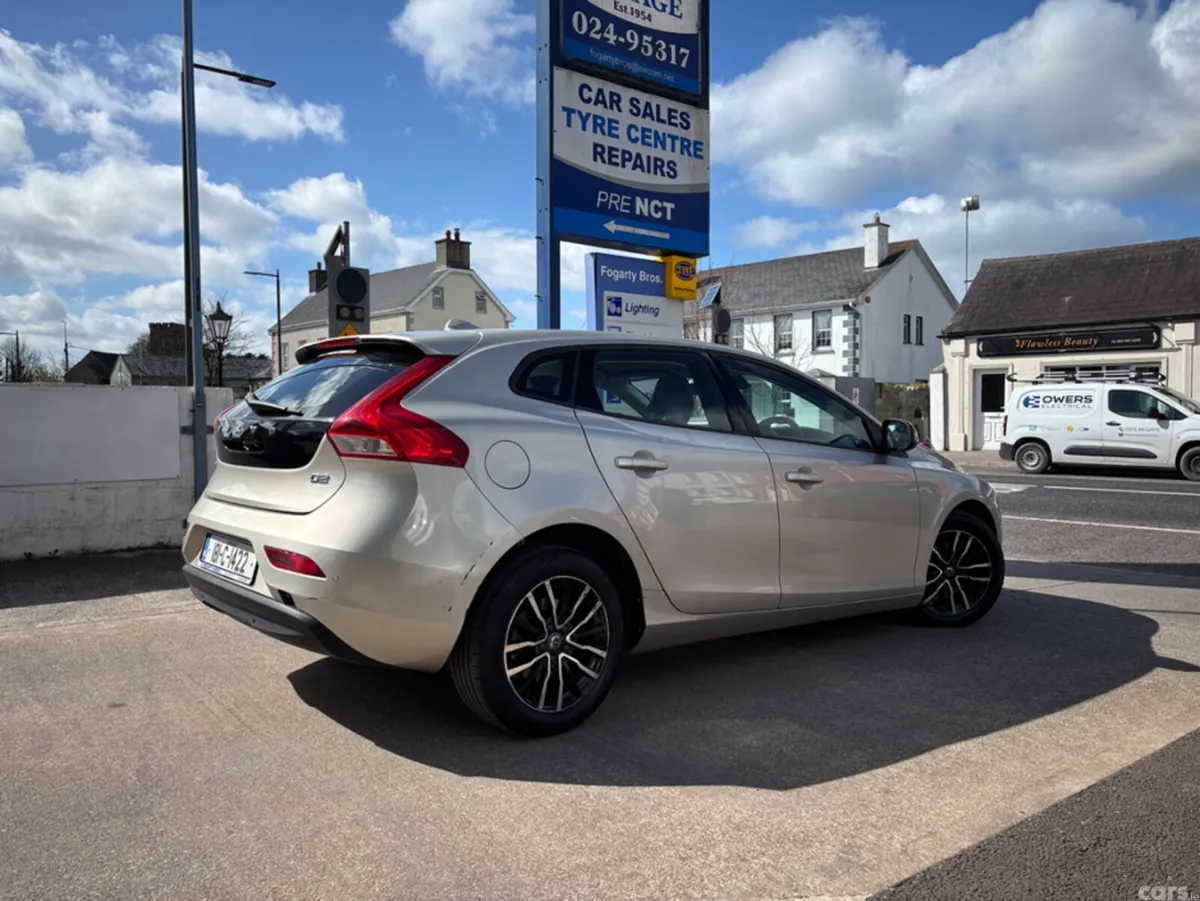 Volvo V40 Hatchback, Diesel, 2018, Brown