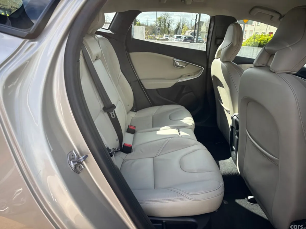 Volvo V40 Hatchback, Diesel, 2018, Brown
