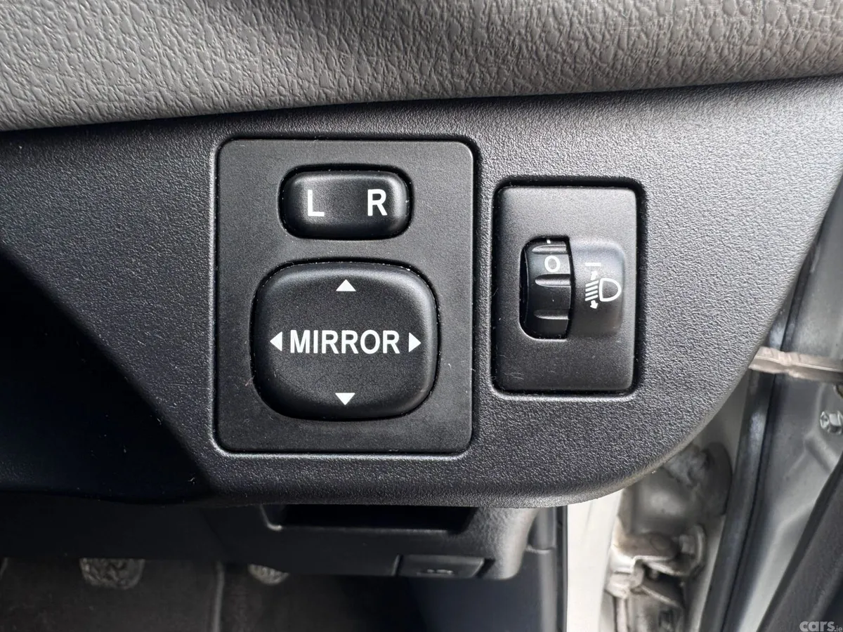 Toyota Yaris Hatchback, Petrol, 2016, Silver