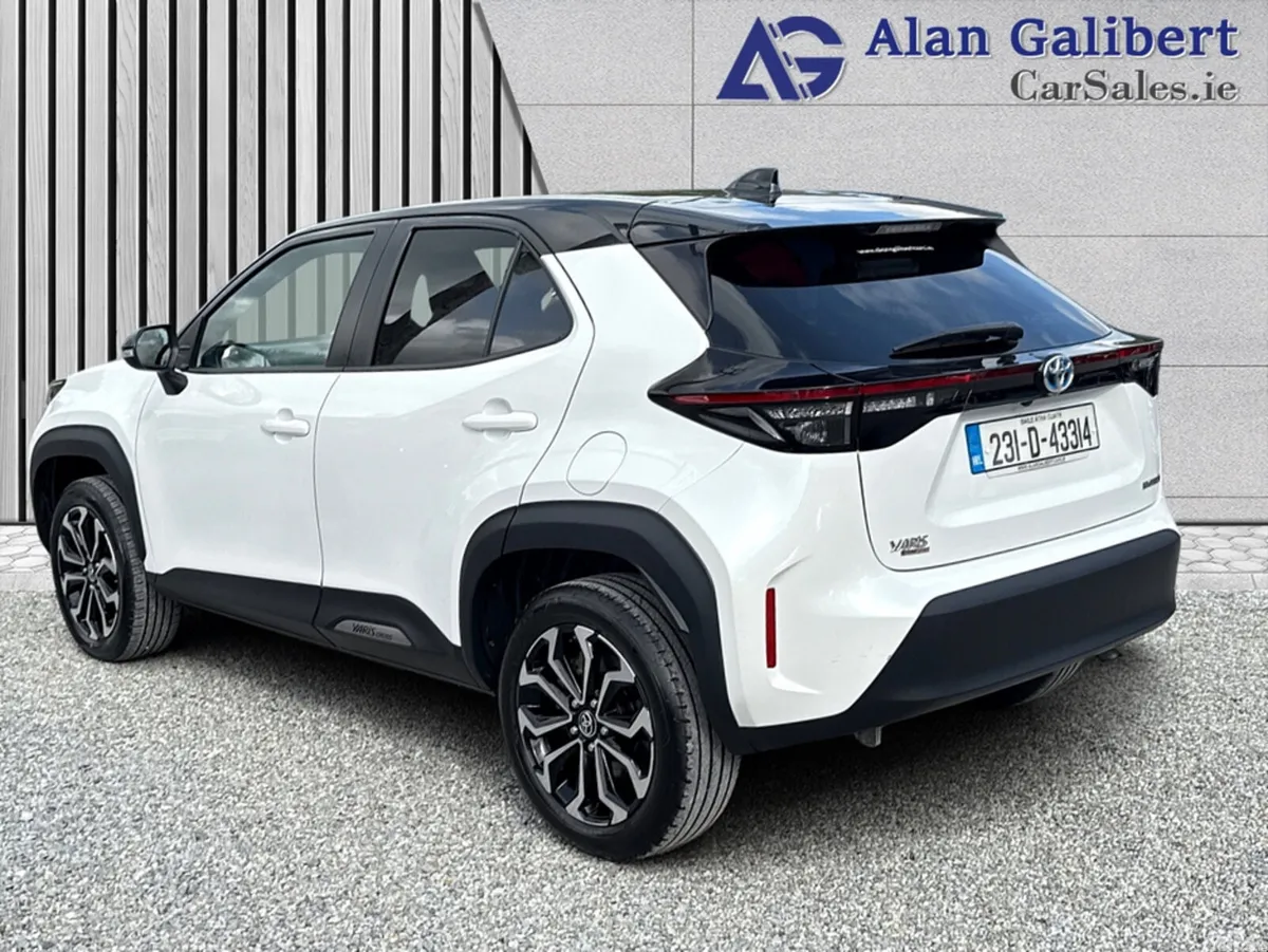 Toyota Yaris Cross Hatchback, Petrol Hybrid, 2023, White