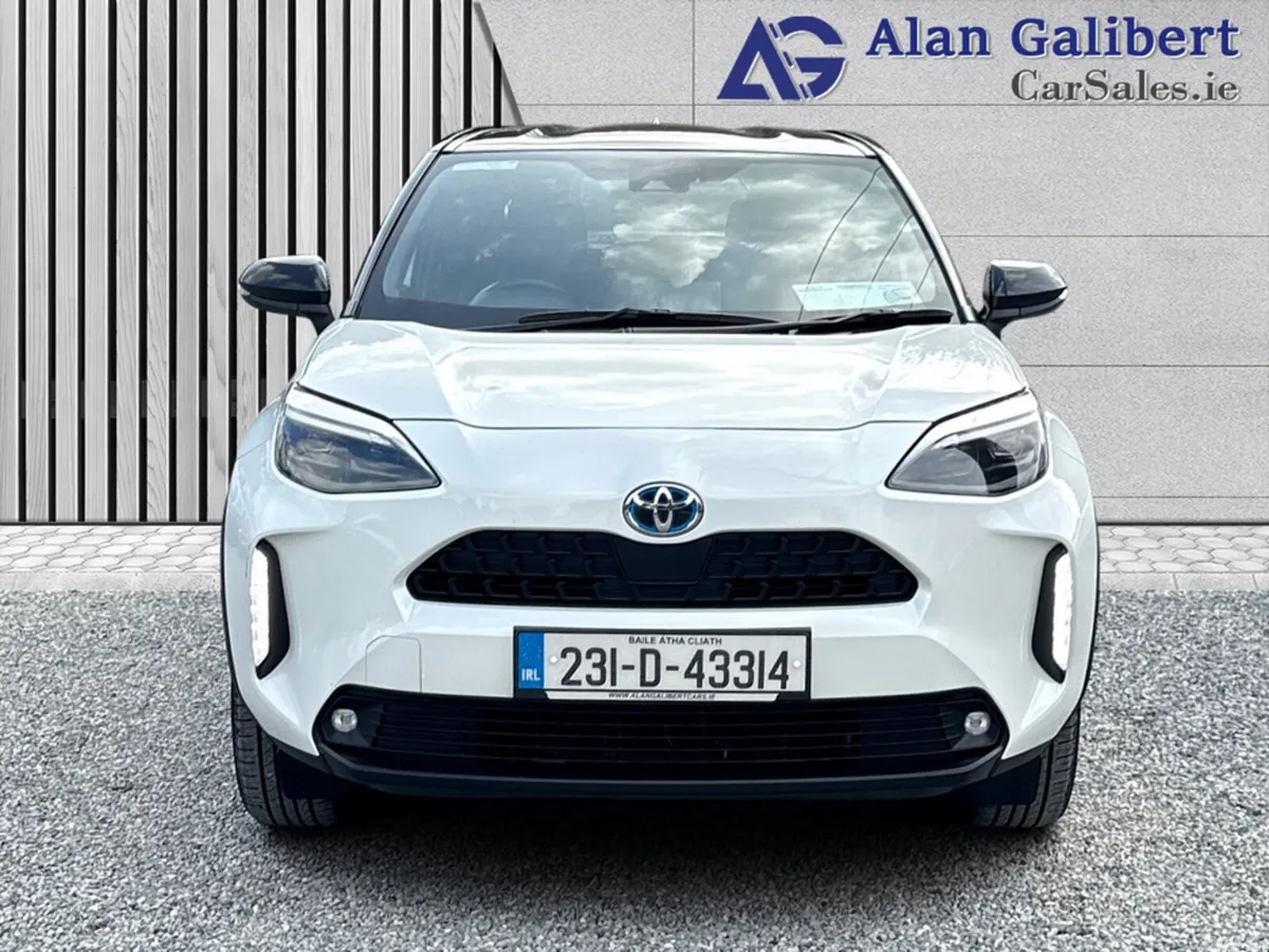 Toyota Yaris Cross Hatchback, Petrol Hybrid, 2023, White