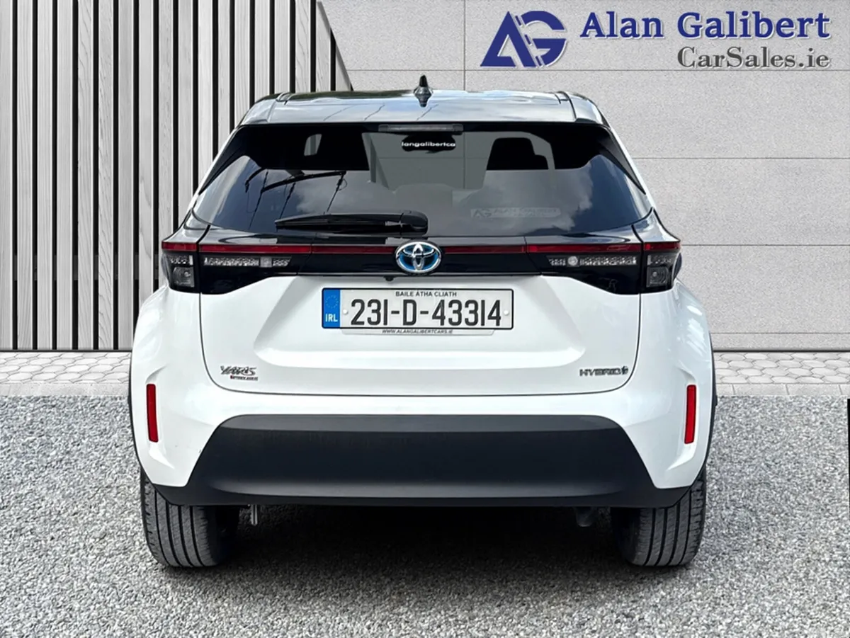 Toyota Yaris Cross Hatchback, Petrol Hybrid, 2023, White