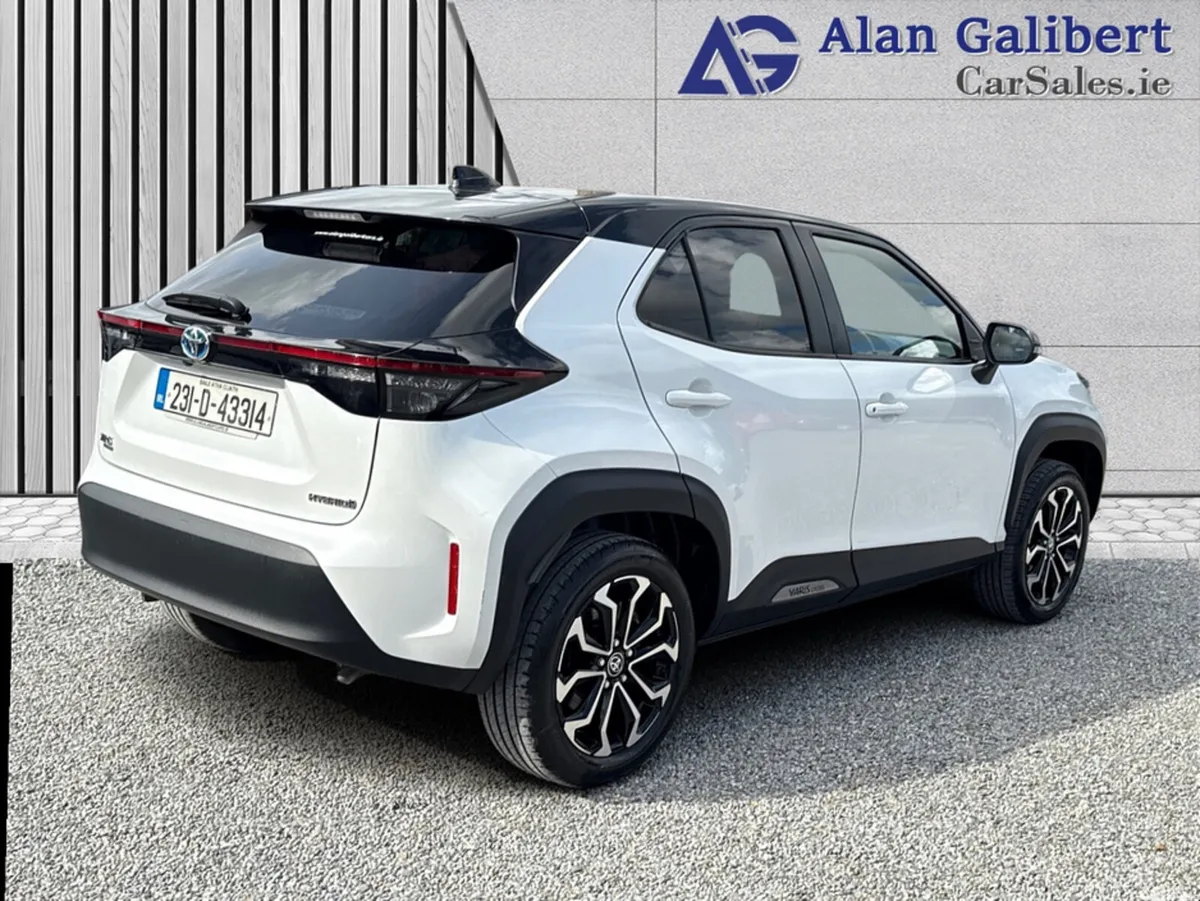 Toyota Yaris Cross Hatchback, Petrol Hybrid, 2023, White