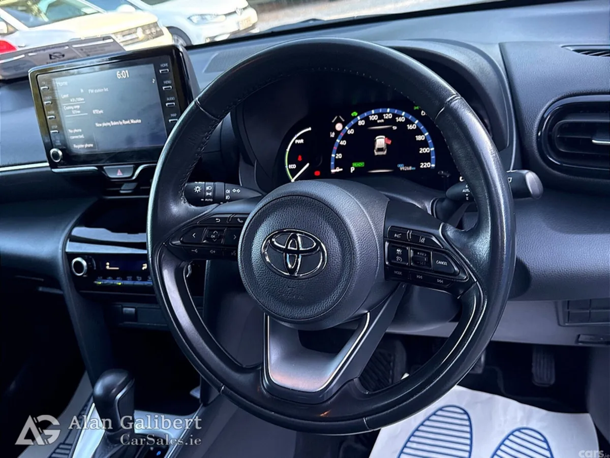 Toyota Yaris Cross Hatchback, Petrol Hybrid, 2023, White