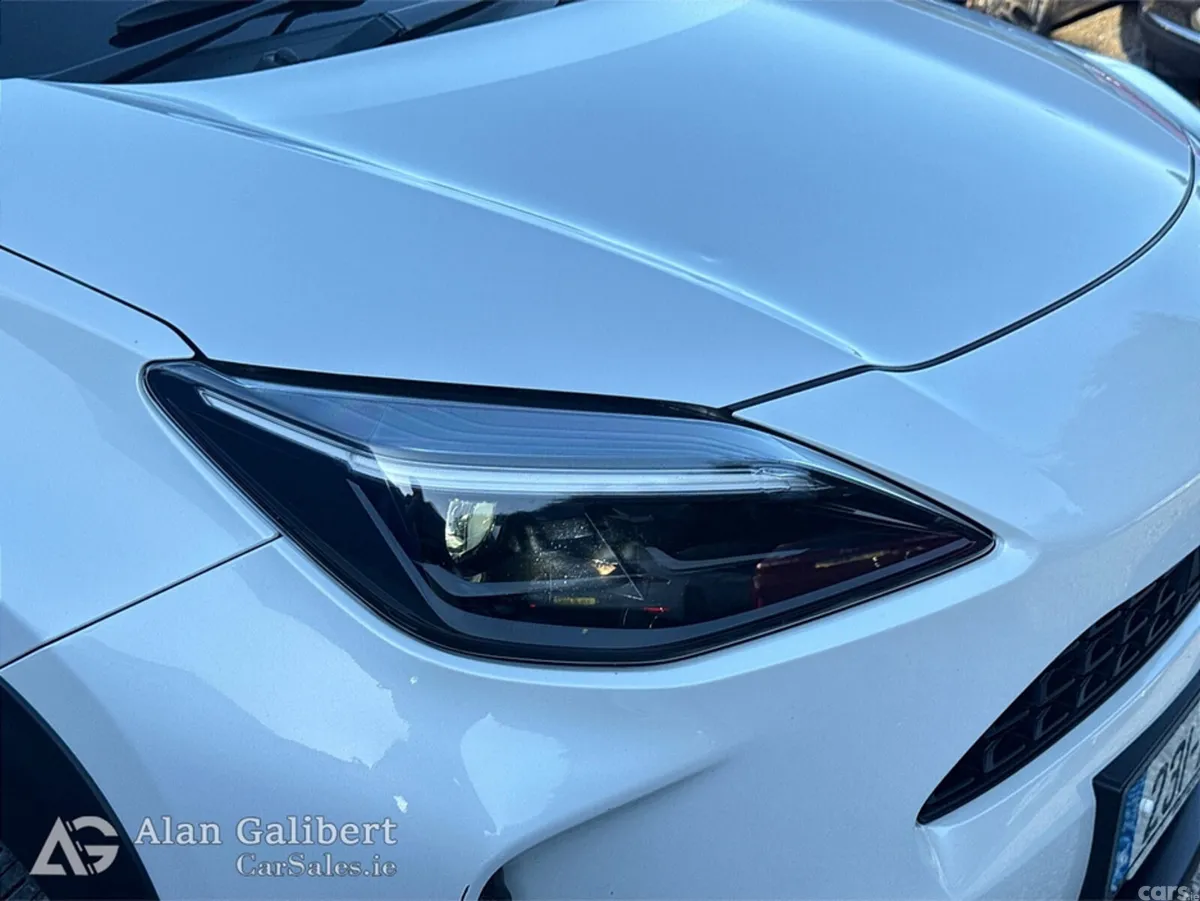 Toyota Yaris Cross Hatchback, Petrol Hybrid, 2023, White