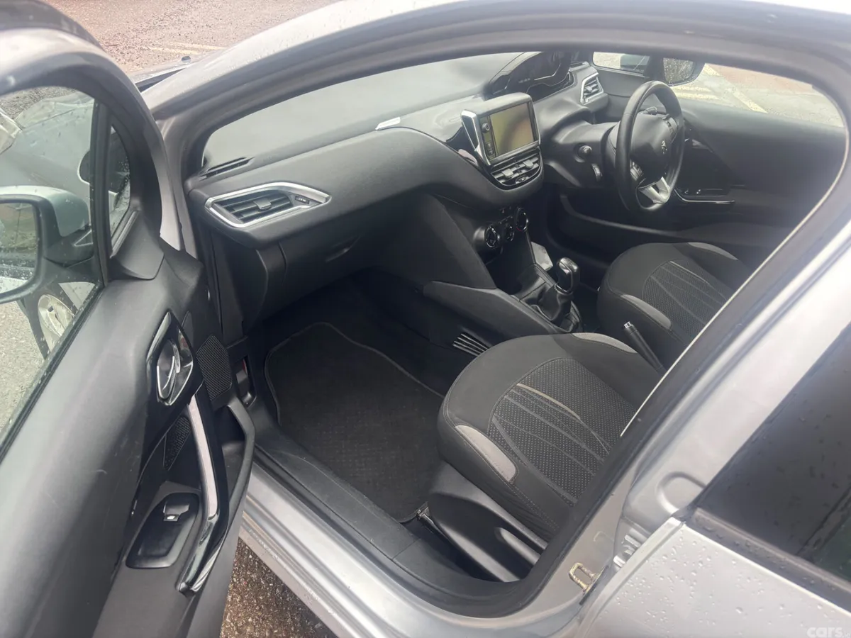 Peugeot 208 Hatchback, Petrol, 2014, Silver