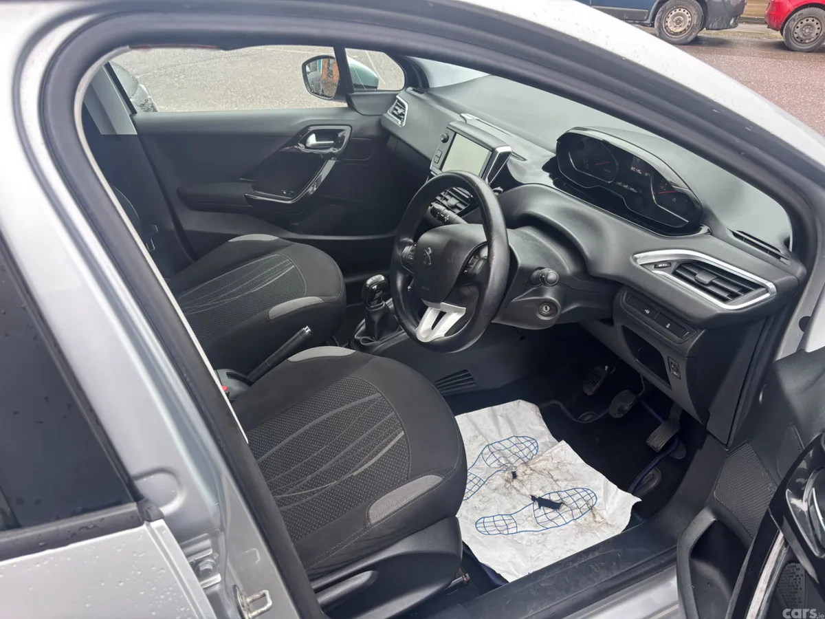 Peugeot 208 Hatchback, Petrol, 2014, Silver