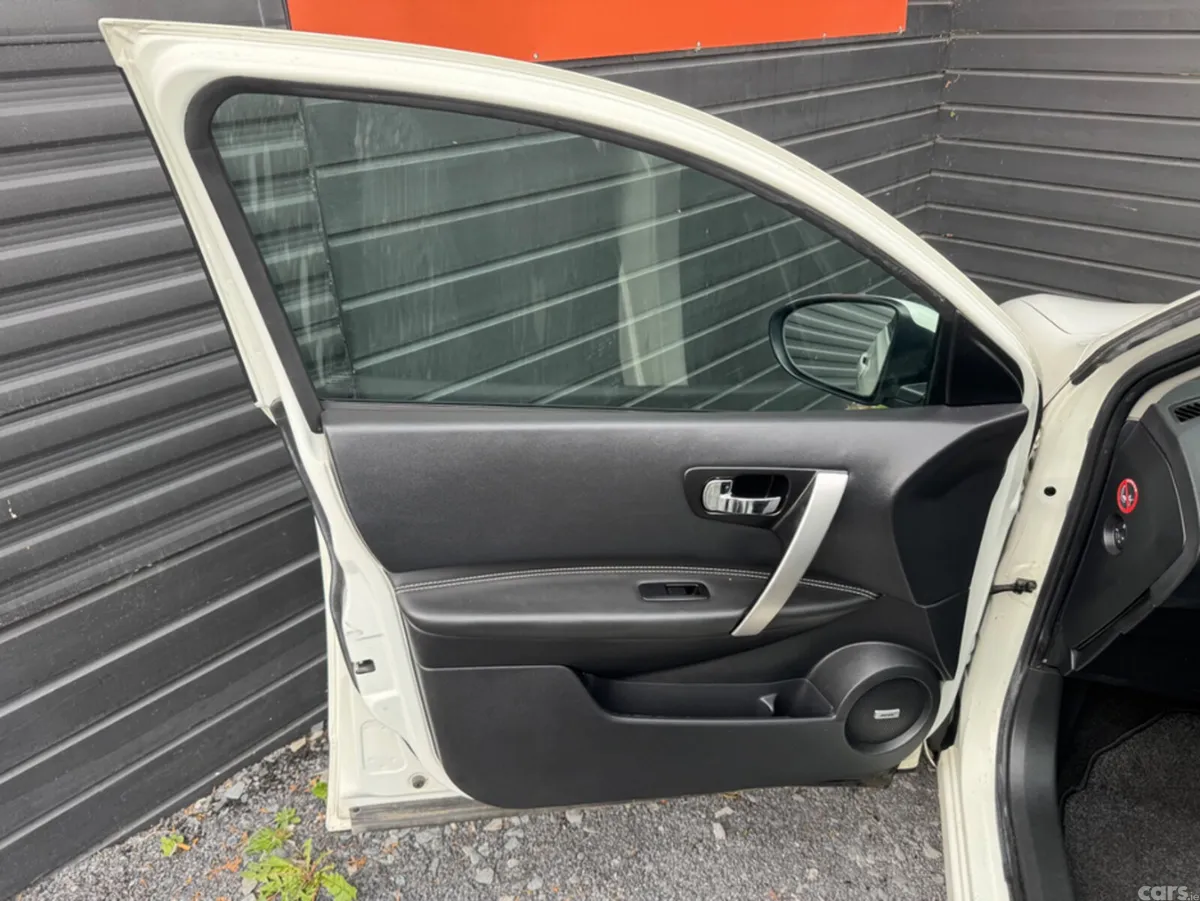 Nissan Qashqai Hatchback, Diesel, 2010, White