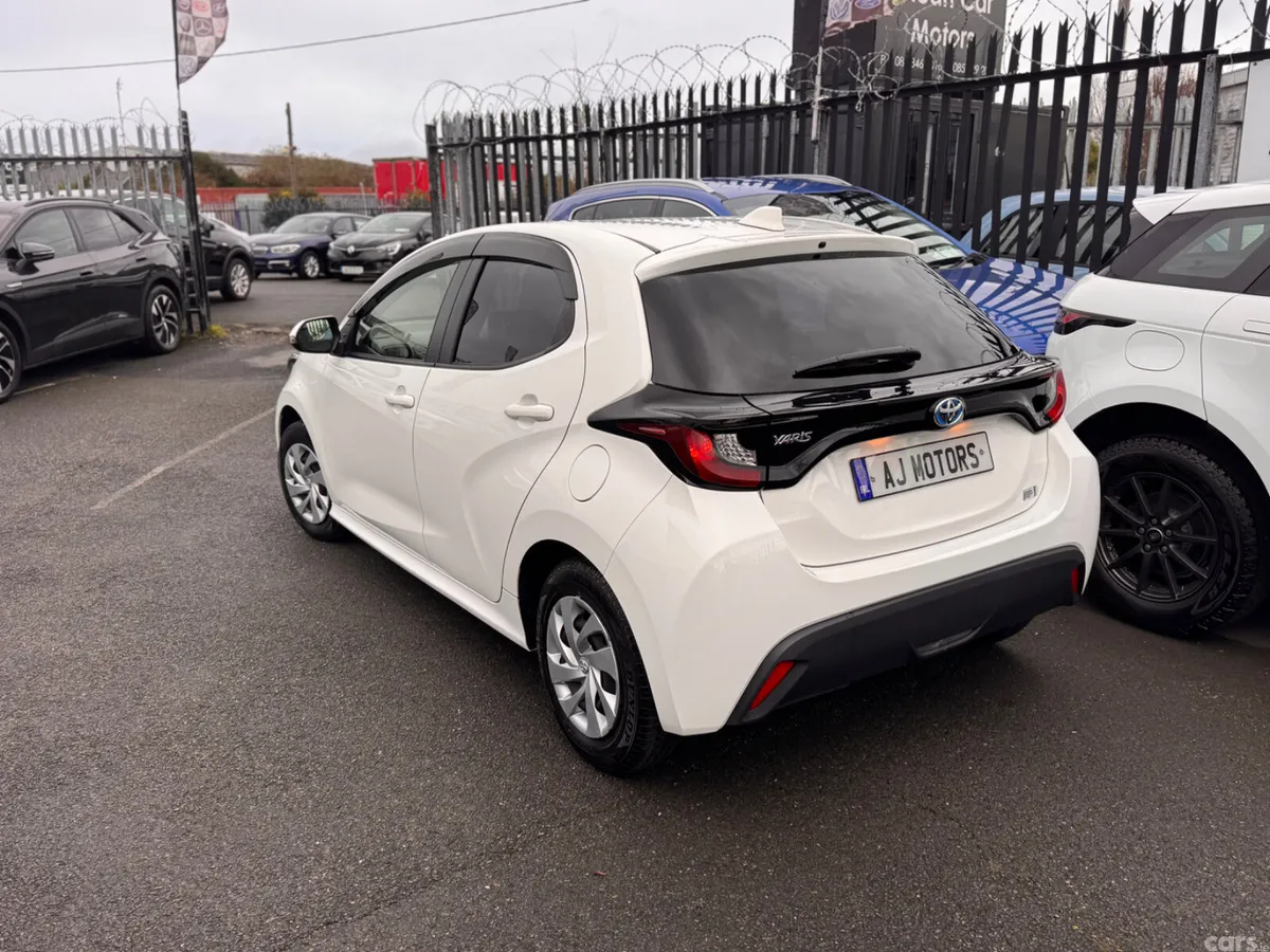 Toyota Yaris Hatchback, Petrol Hybrid, 2020, White