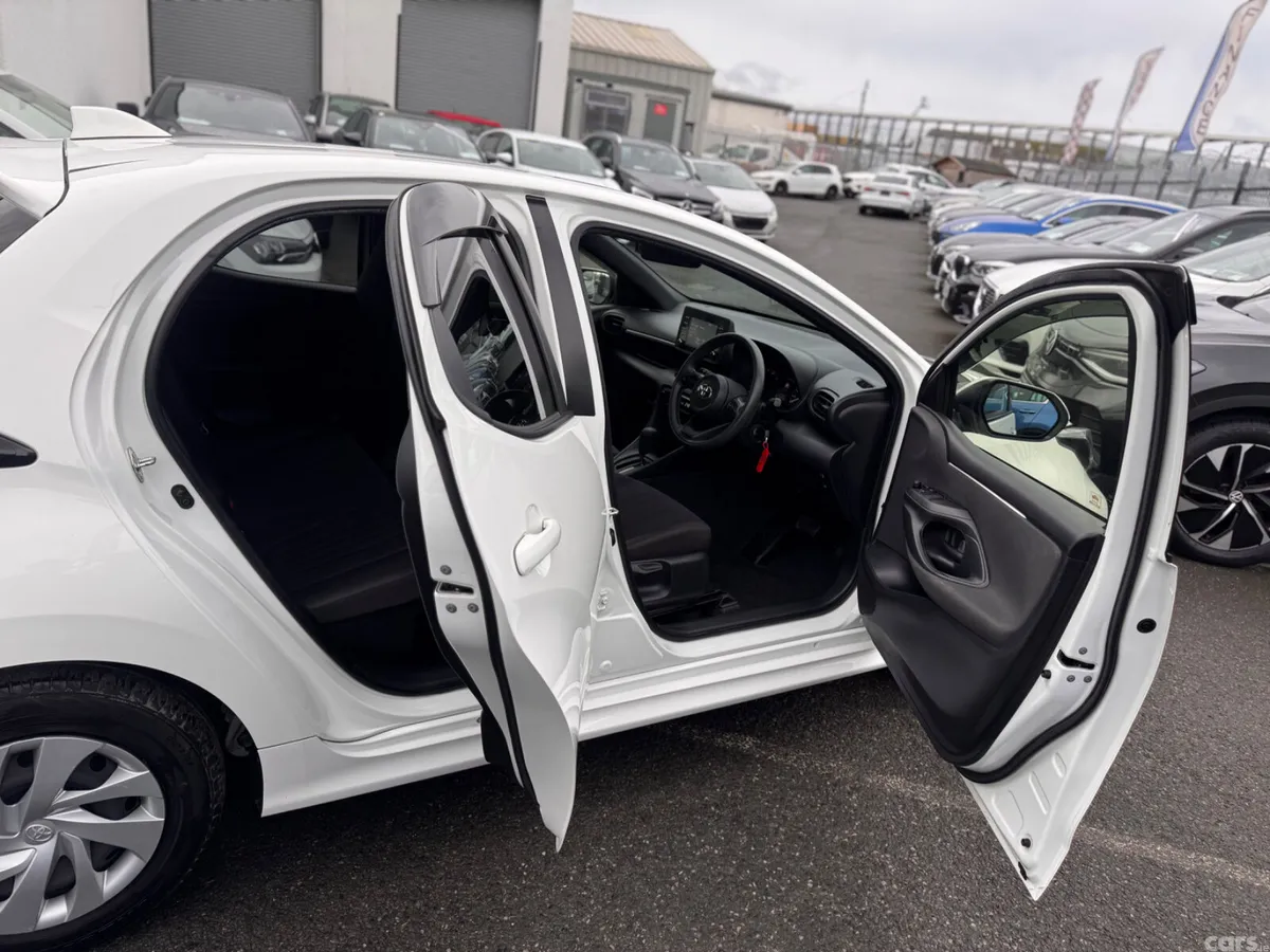 Toyota Yaris Hatchback, Petrol Hybrid, 2020, White