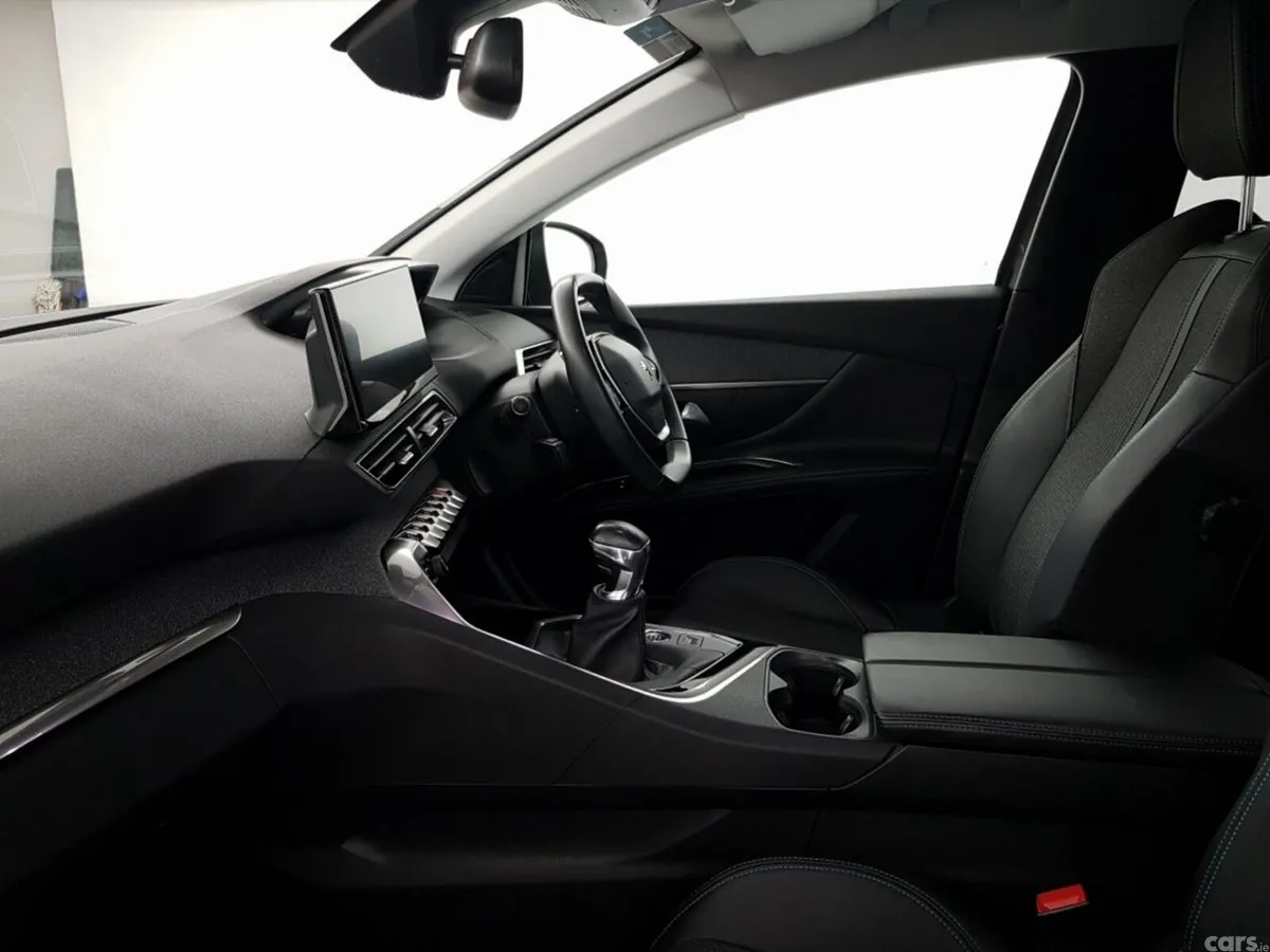 Peugeot 5008 MPV, Petrol, 2023, Grey