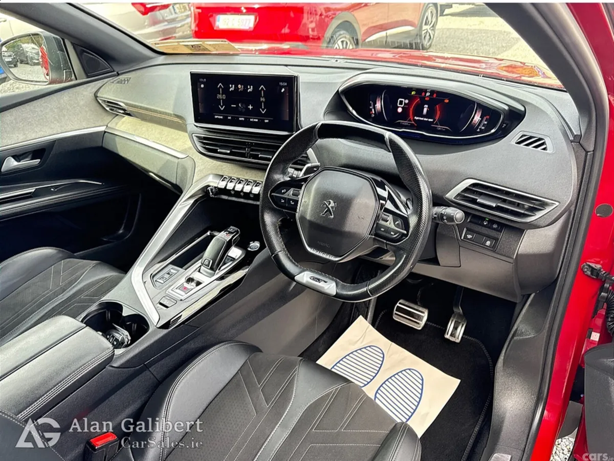 Peugeot 5008 MPV, Diesel, 2021, Red