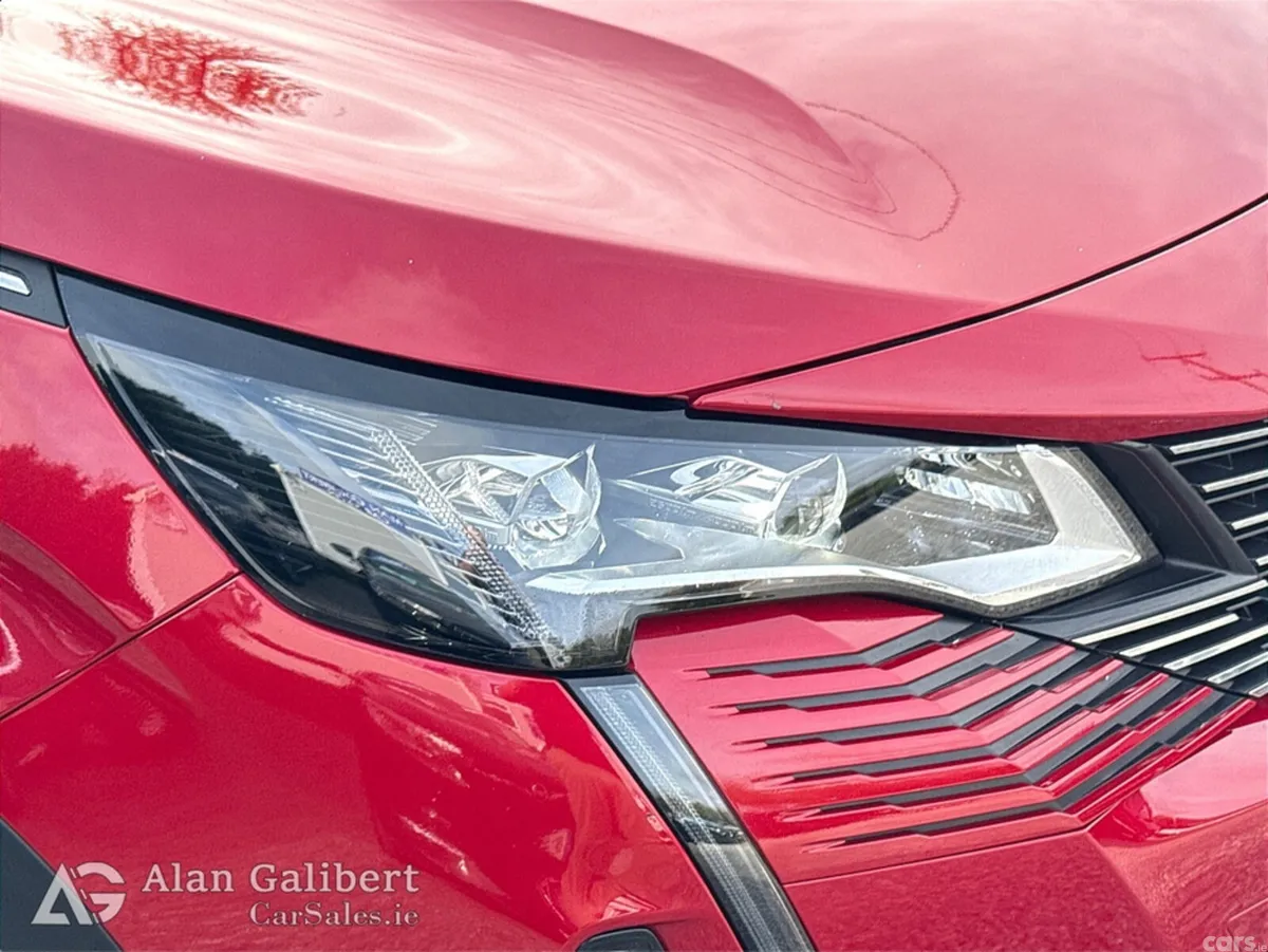 Peugeot 5008 MPV, Diesel, 2021, Red