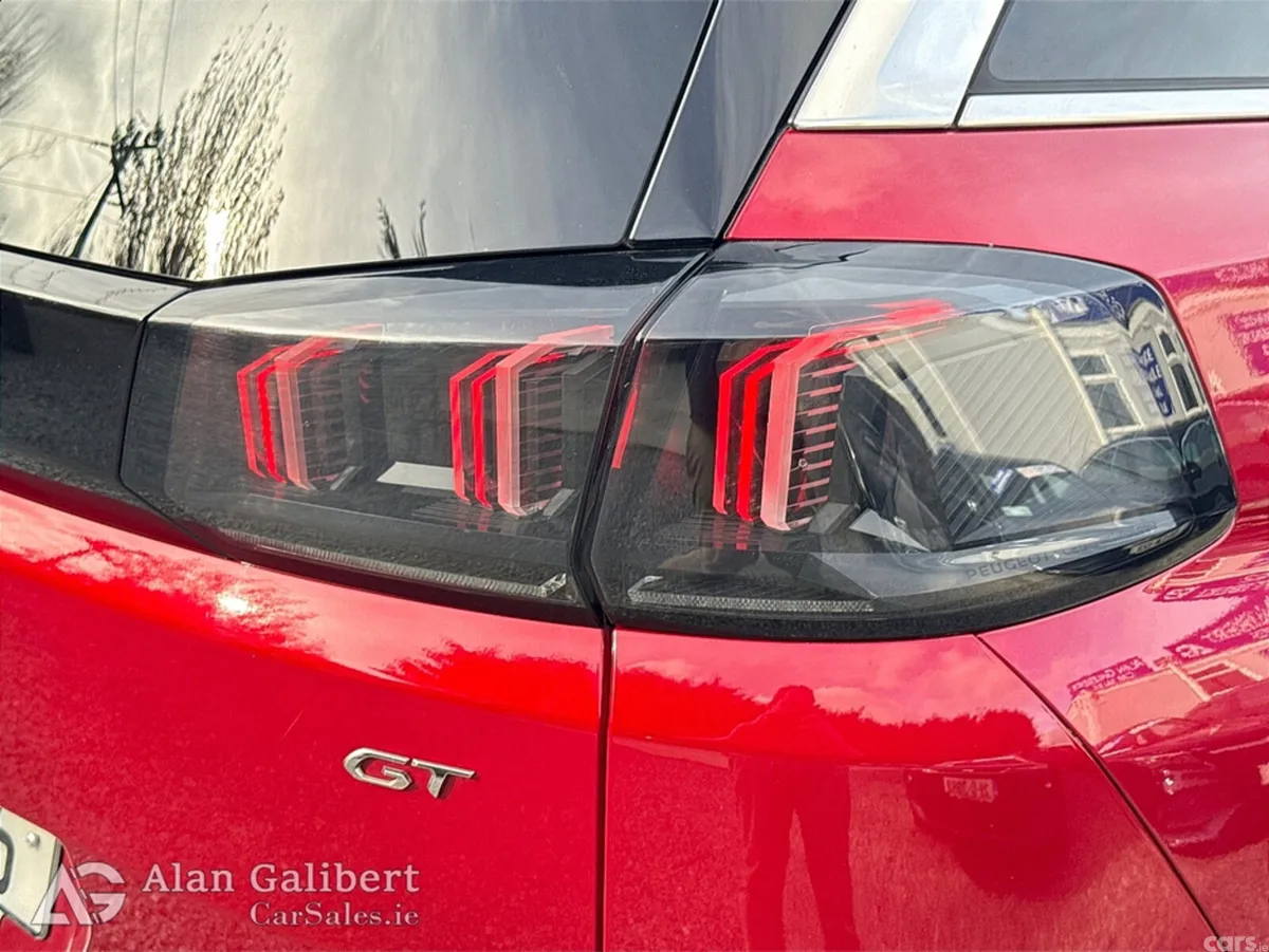 Peugeot 5008 MPV, Diesel, 2021, Red