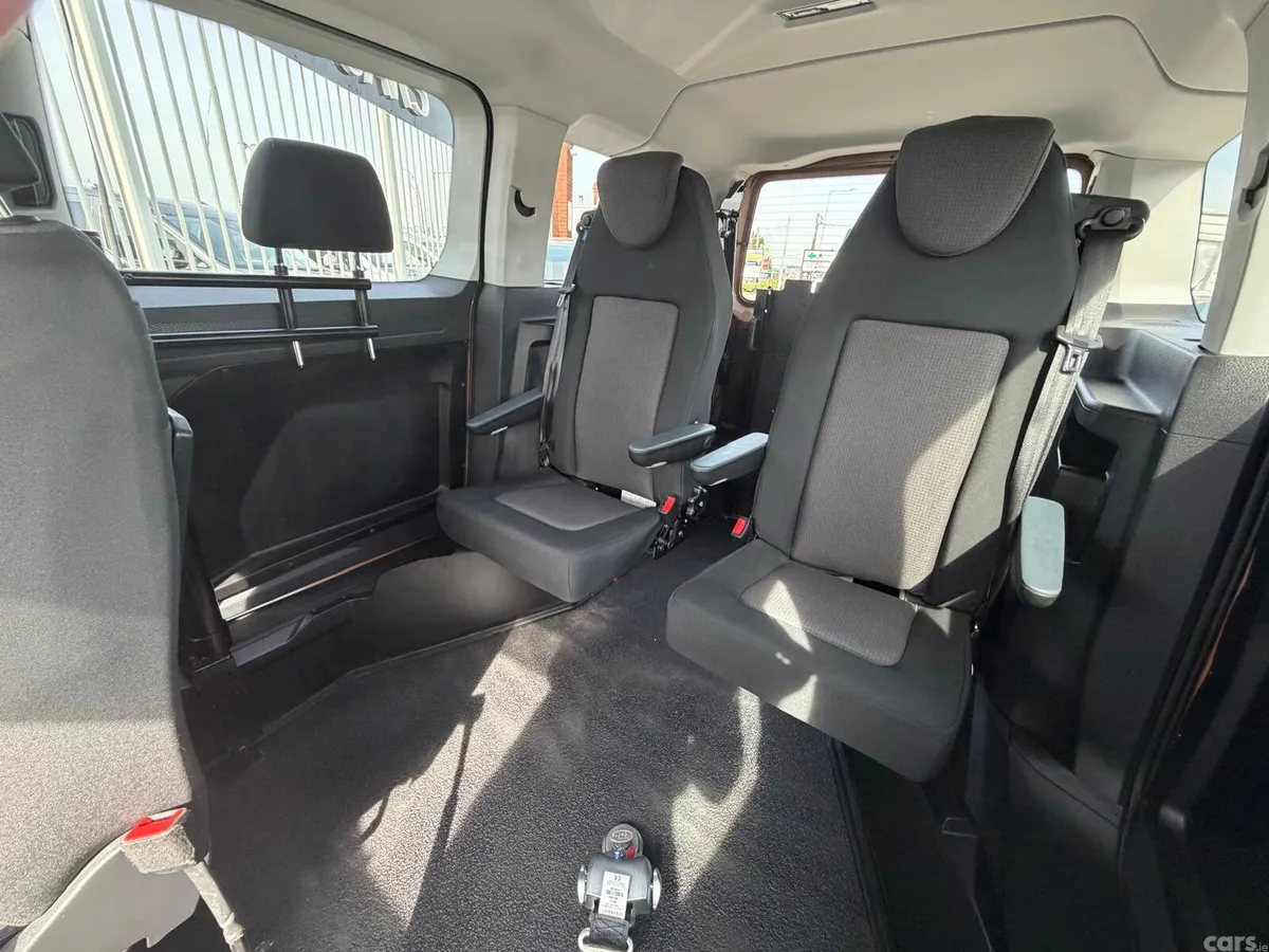 Volkswagen Caddy Maxi Life MPV, Petrol, 2023, Gold
