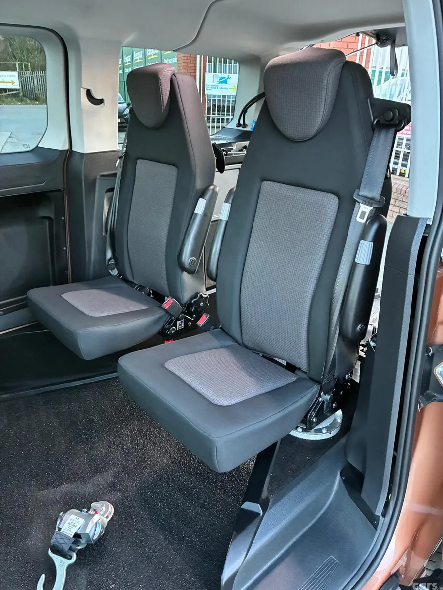 Volkswagen Caddy Maxi Life MPV, Petrol, 2023, Gold