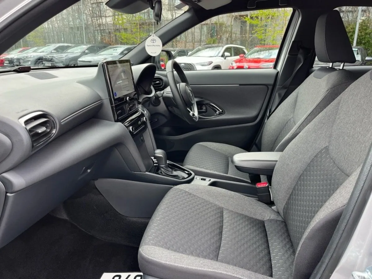 Toyota Yaris Cross Hatchback, Petrol Hybrid, 2025, Silver