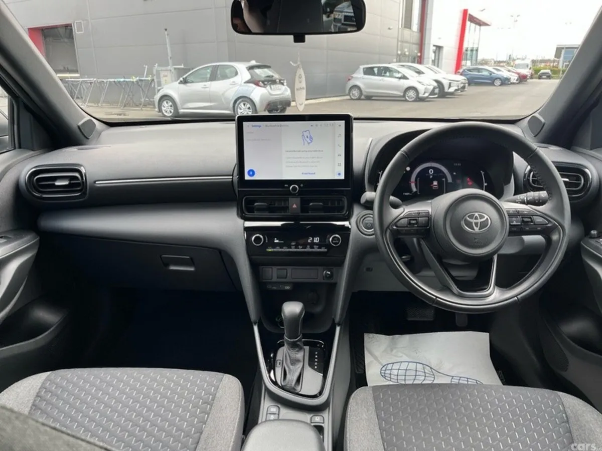 Toyota Yaris Cross Hatchback, Petrol Hybrid, 2025, Silver