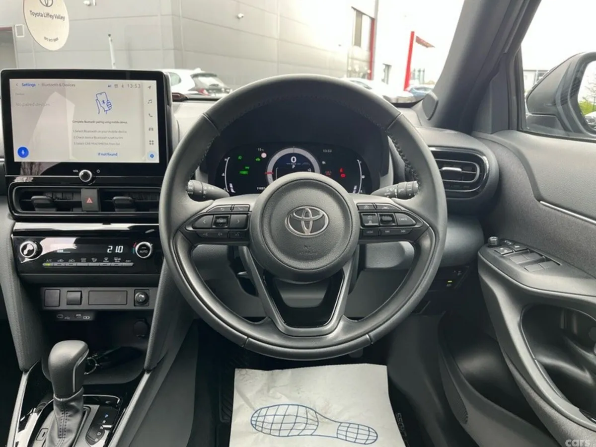 Toyota Yaris Cross Hatchback, Petrol Hybrid, 2025, Silver