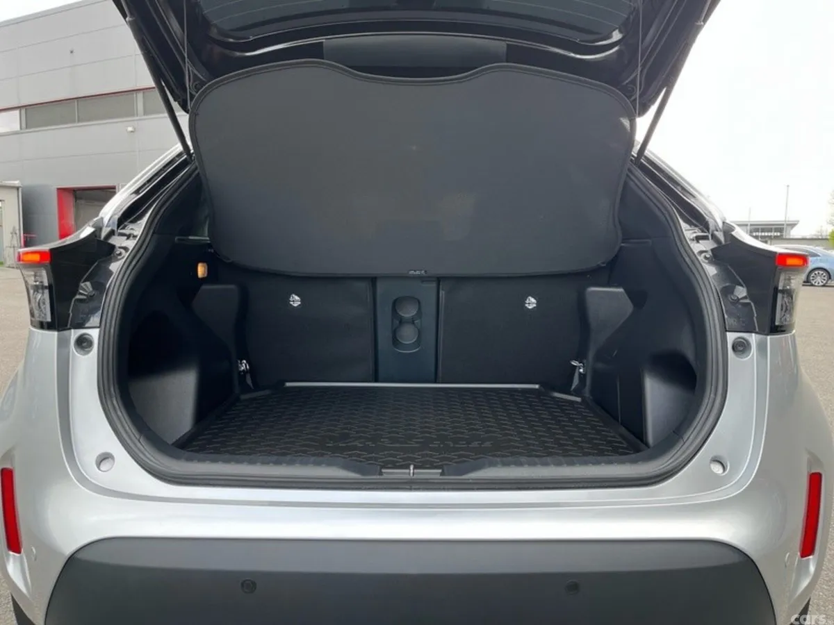 Toyota Yaris Cross Hatchback, Petrol Hybrid, 2025, Silver