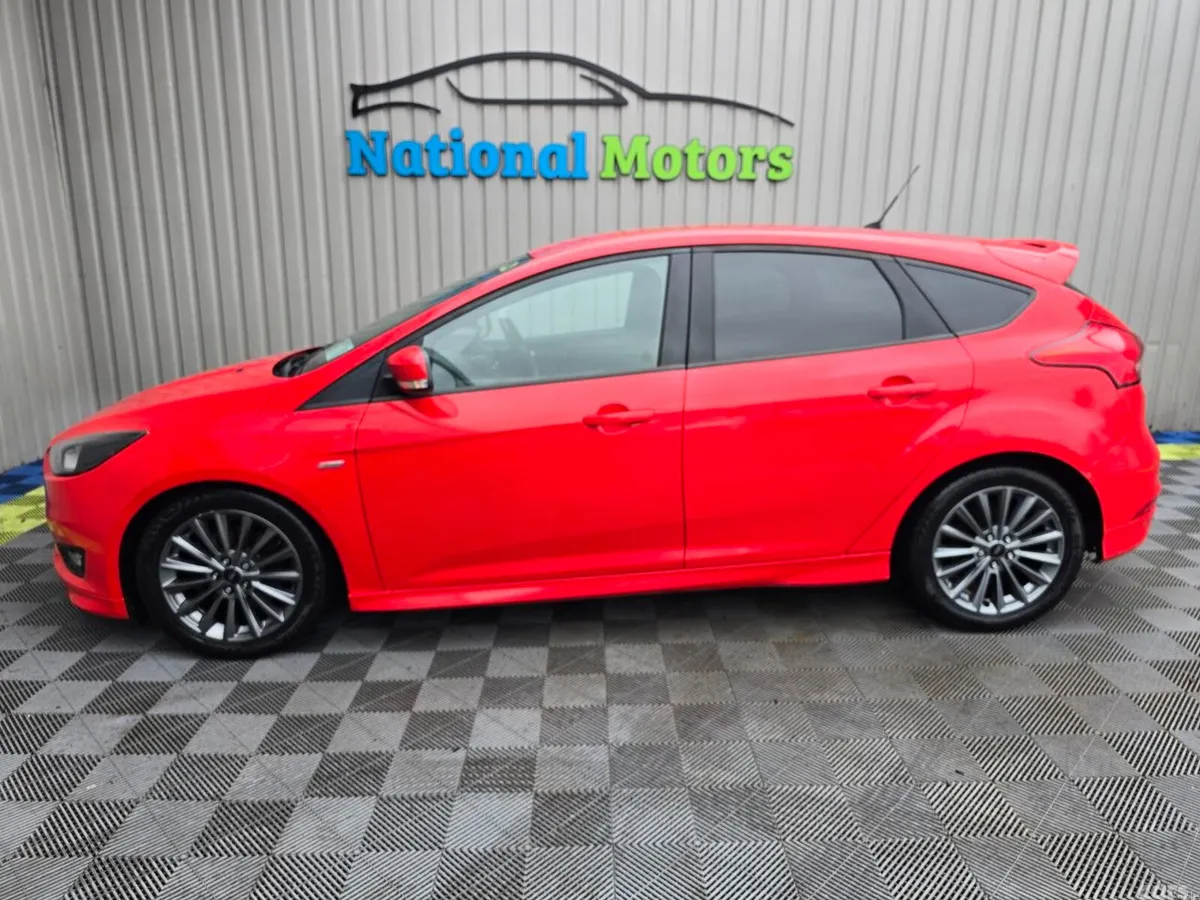 Ford Focus Hatchback, Diesel, 2017, Red