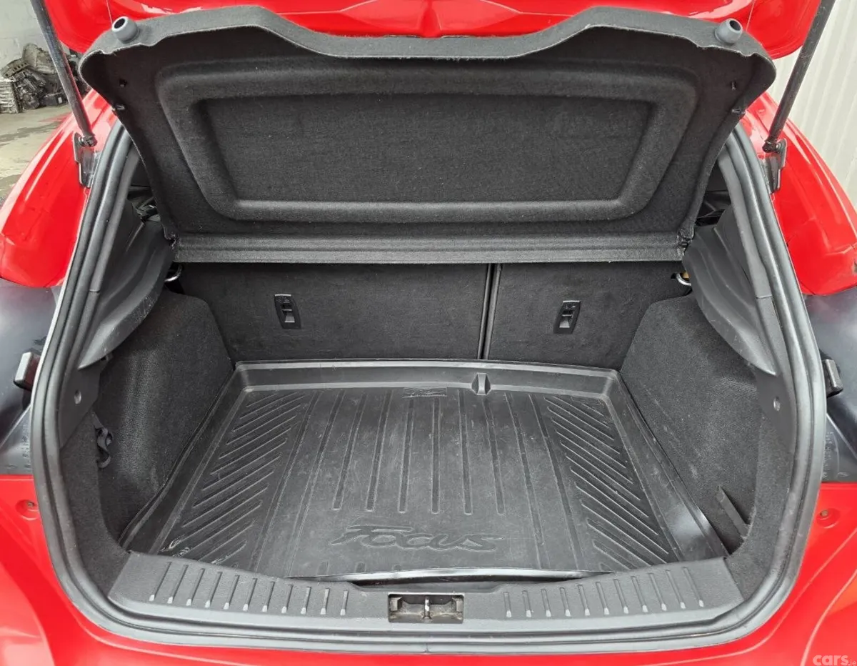 Ford Focus Hatchback, Diesel, 2017, Red