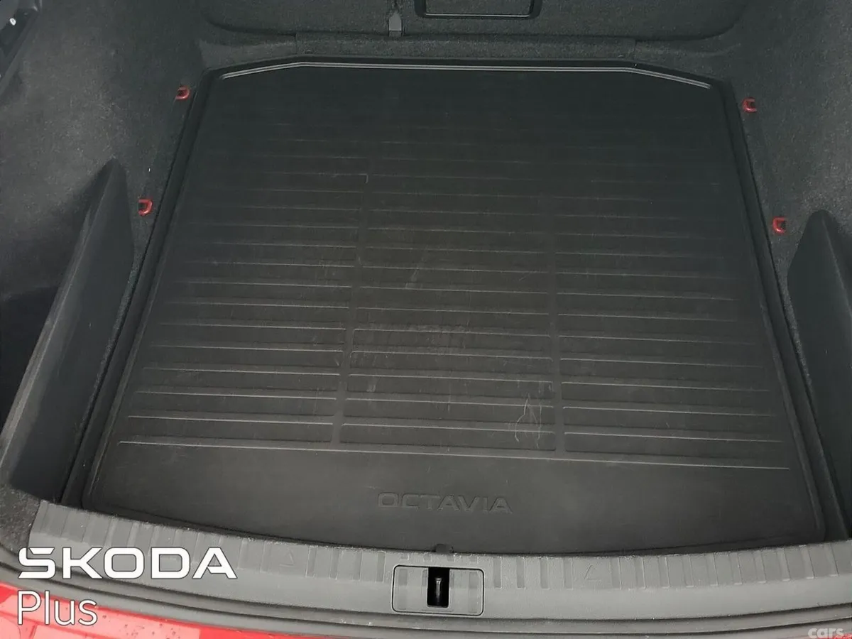 Skoda Octavia Saloon, Diesel, 2023, Red