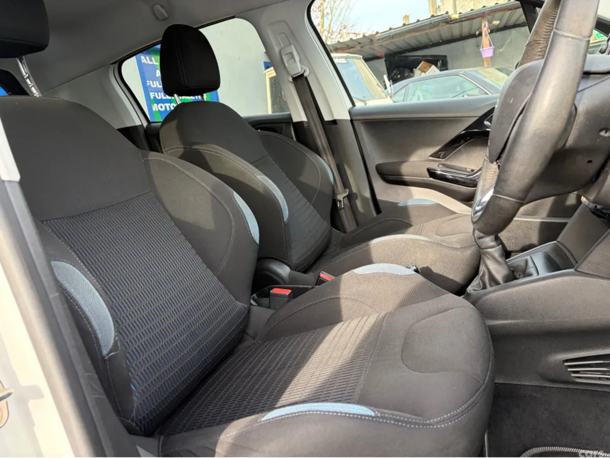 Peugeot 208 Hatchback, Petrol, 2014, White