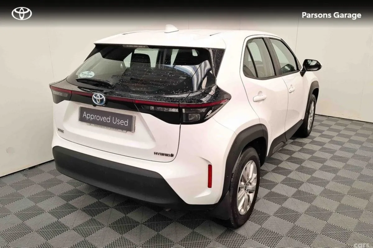 Toyota Yaris Cross Hatchback, Petrol Hybrid, 2024, White