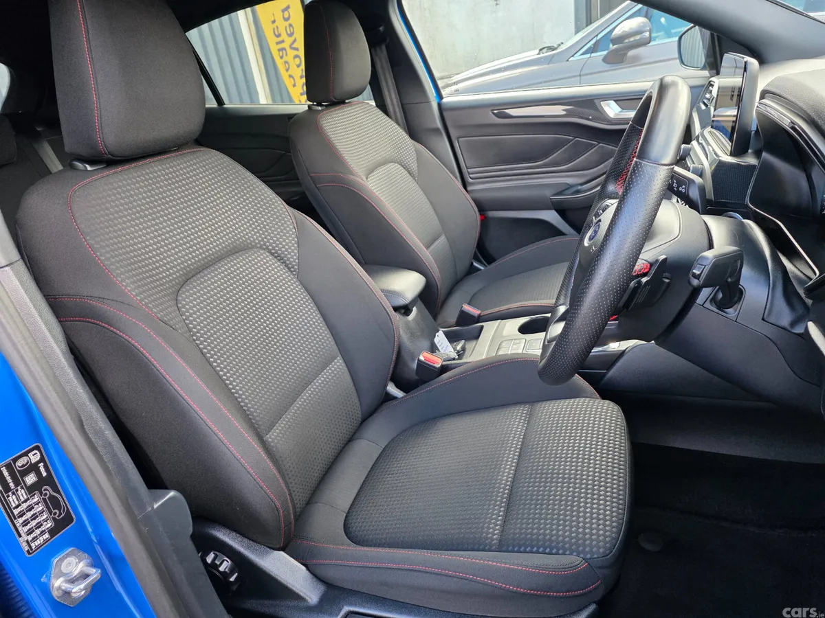 Ford Focus Hatchback, Petrol, 2022, Blue