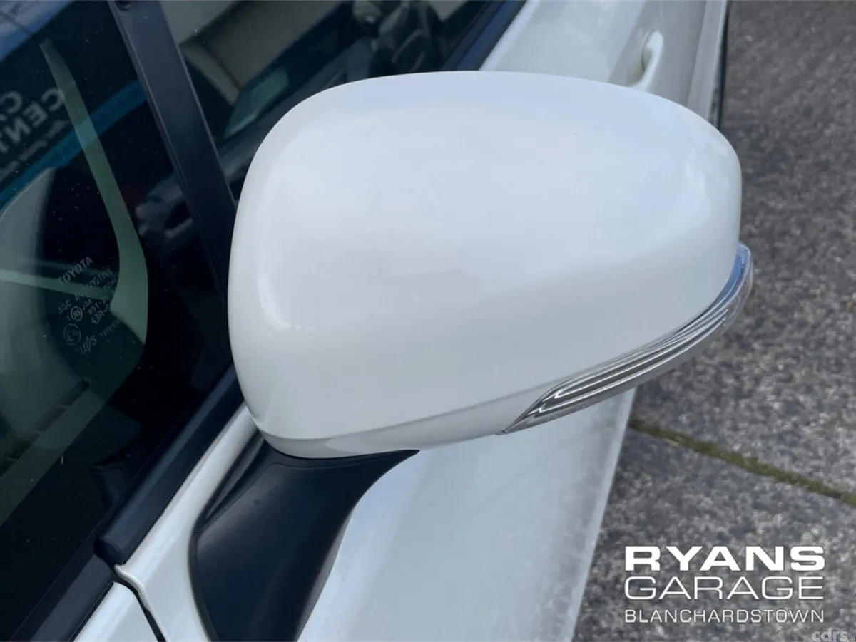 Toyota Prius MPV, Petrol Hybrid, 2019, White