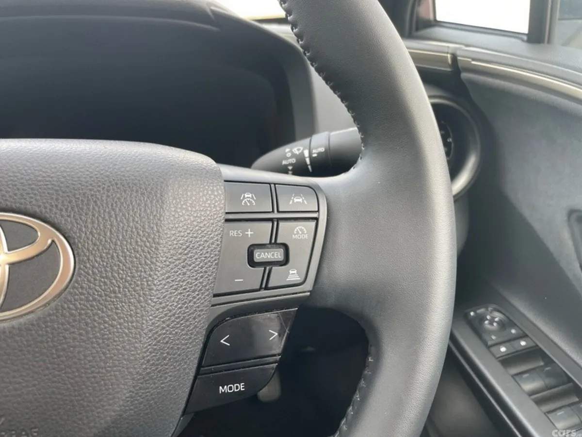 Toyota C-HR SUV, Petrol Hybrid, 2024, White
