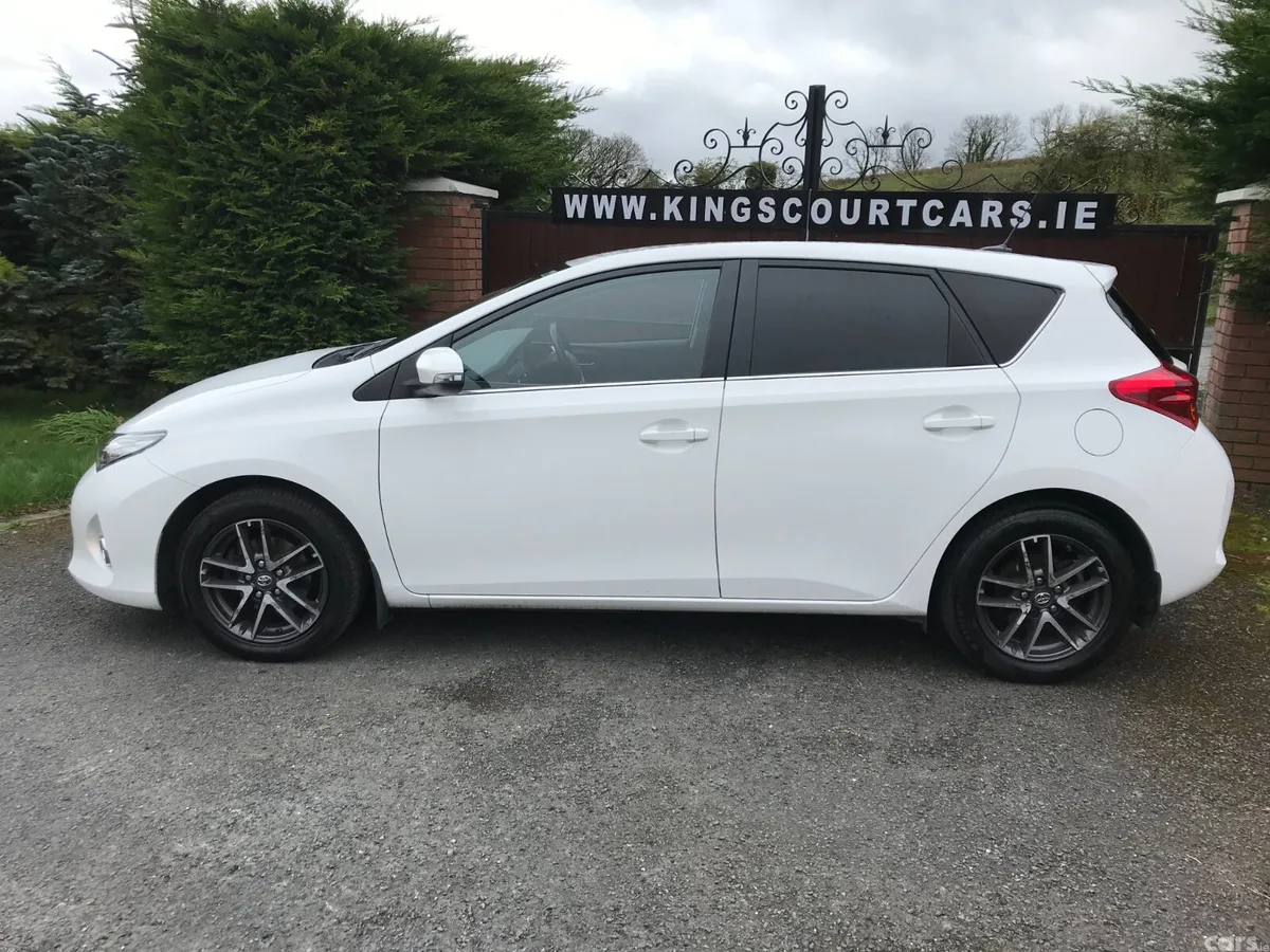 Toyota Auris Hatchback, Petrol, 2015, White