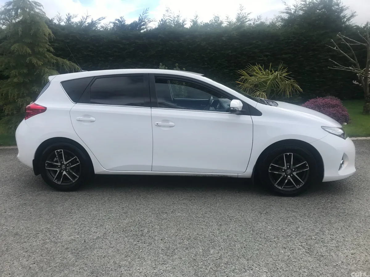 Toyota Auris Hatchback, Petrol, 2015, White