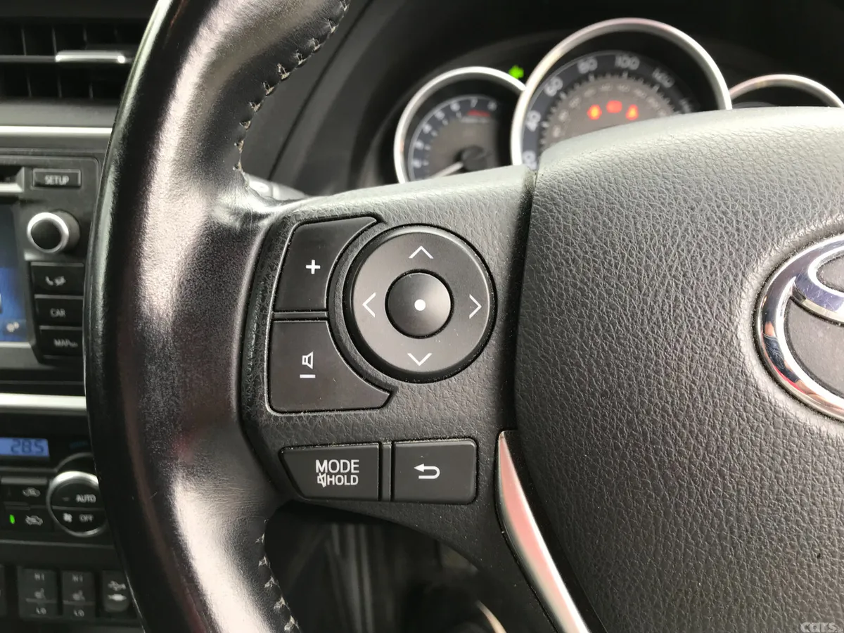 Toyota Auris Hatchback, Petrol, 2015, White