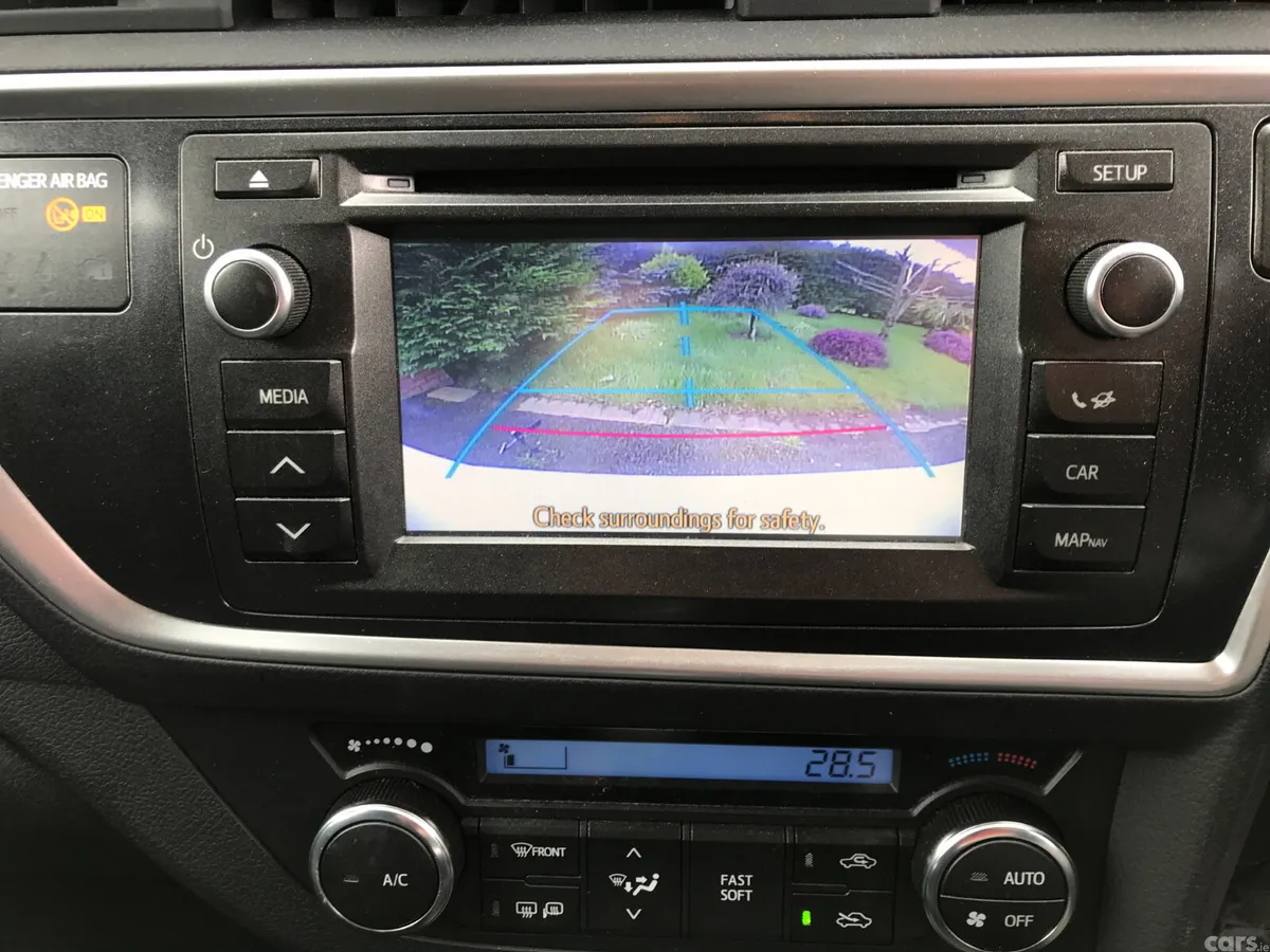 Toyota Auris Hatchback, Petrol, 2015, White