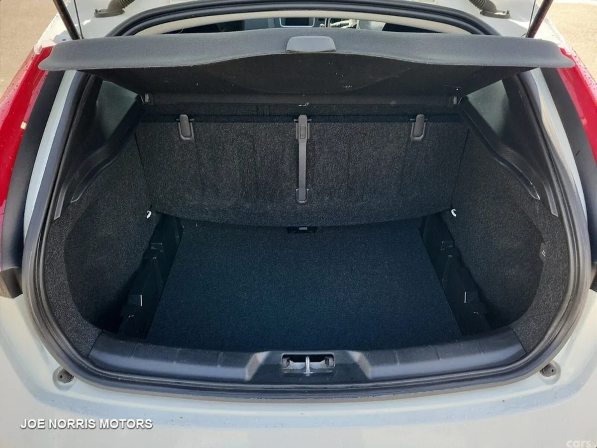 Volvo V40 Hatchback, Petrol, 2015, White