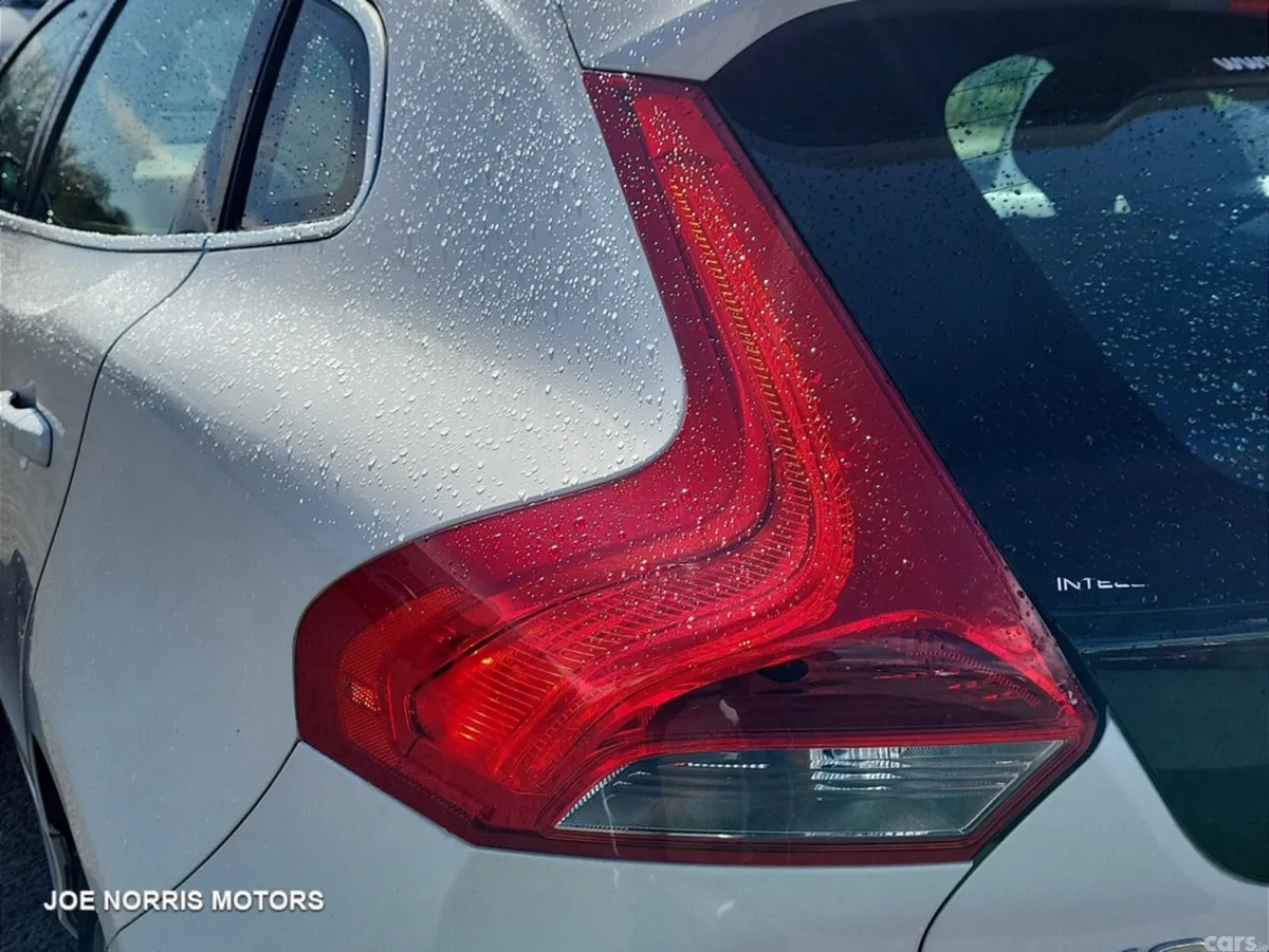 Volvo V40 Hatchback, Petrol, 2015, White