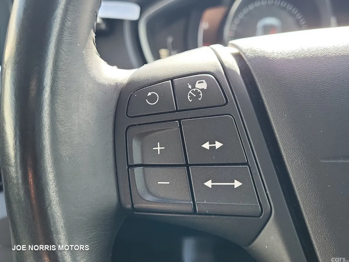 Volvo V40 Hatchback, Petrol, 2015, White