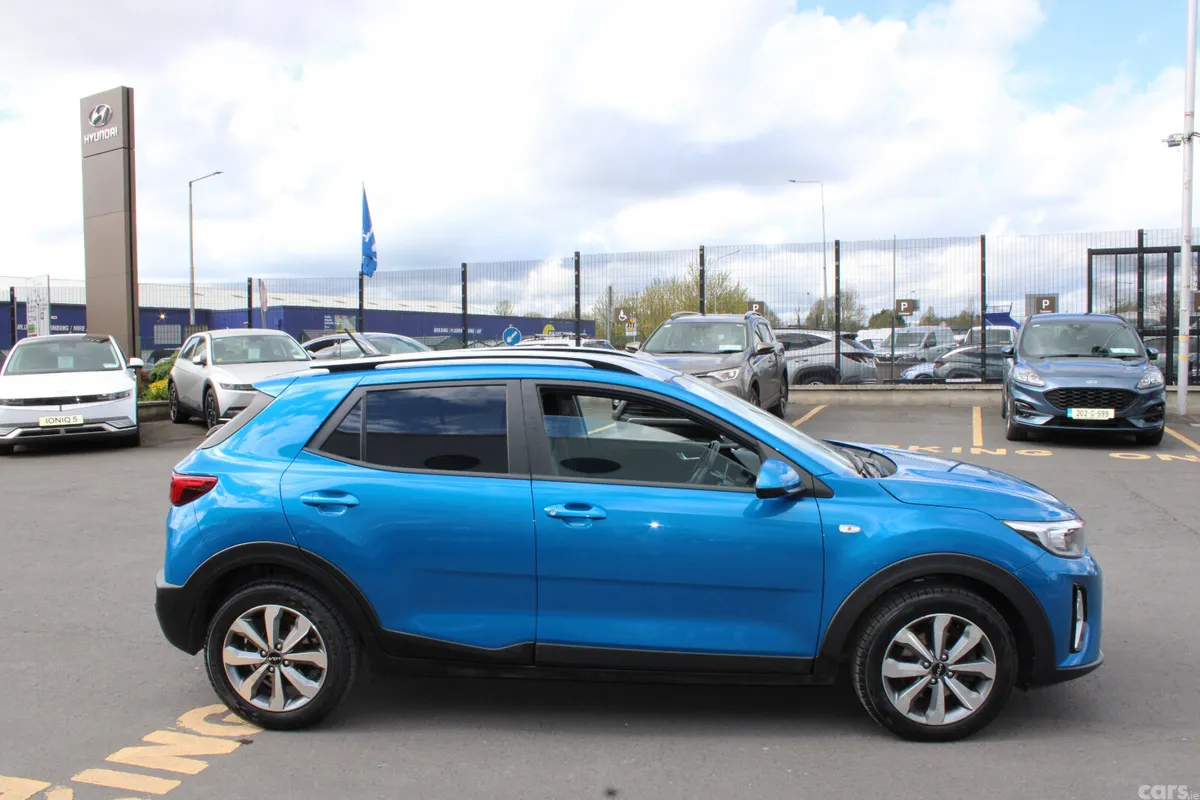 Kia Stonic Estate/Jeep, Petrol, 2023, Blue