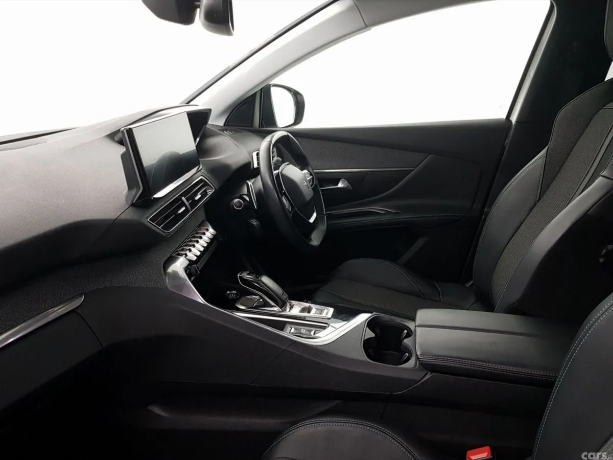 Peugeot 5008 MPV, Petrol, 2023, White