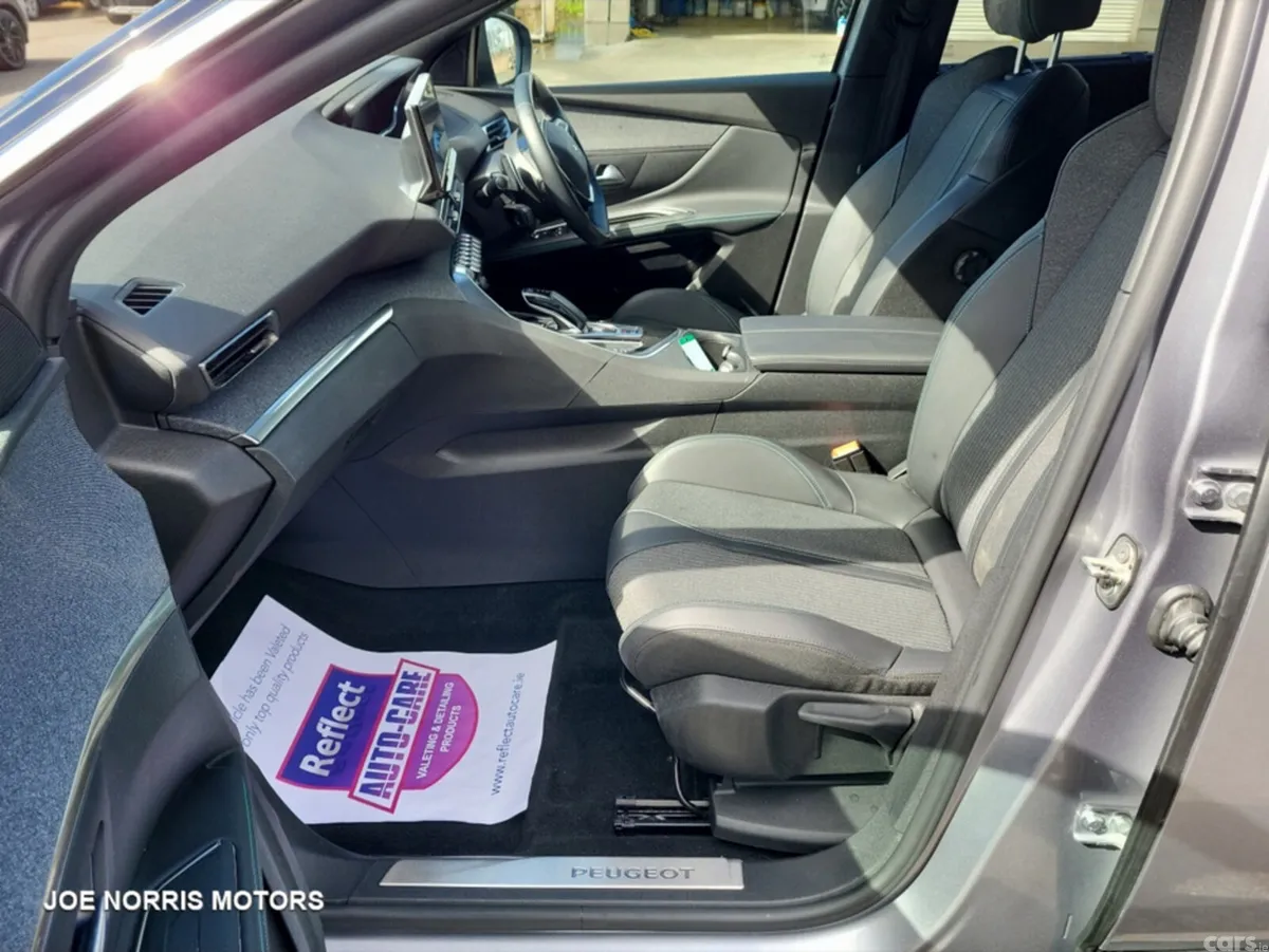 Peugeot 5008 MPV, Diesel, 2023, Grey