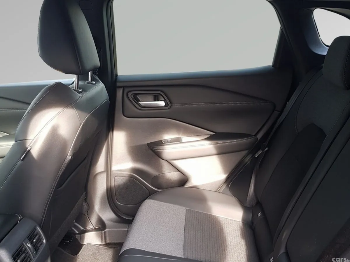 Nissan Qashqai MPV, Petrol, 2025, Red