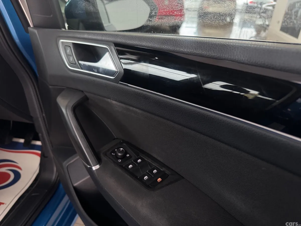 Volkswagen Touran MPV, Diesel, 2019, Blue